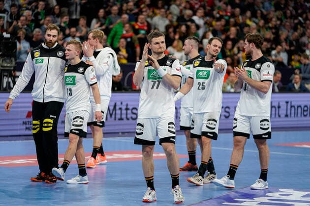 v.li.: Andreas Wolff (Torwart, Deutschland, 33), Timo Kastening (DHB, 73), Marian Michalczik (DHB, 22), David Schmidt (DHB, 77), Jannik Kohlbacher (DHB, 48), Kai Häfner (DHB, 25), Johannes Golla (DHB, 4), Spieler der deutschen Auswahl (DHB), Jubel nach dem Schlusspfiff, Sieg, Sieger, Gewinner, jubelt, jubeln, Freude, optimistisch, Highlight, Action, Aktion, 04.01.2020, Mannheim (Deutschland), Handball, Länderspiel, Deutschland - Island