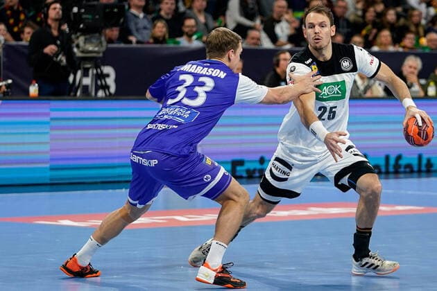 v.li.: Janus Dadi Smarason (HSI, Island, 33), Kai Häfner (DHB, 25), Zweikampf, Spielszene, Duell, duel, tackle, tackling, Dynamik, Action, Aktion, 04.01.2020, Mannheim (Deutschland), Handball, Länderspiel, Deutschland - Island
