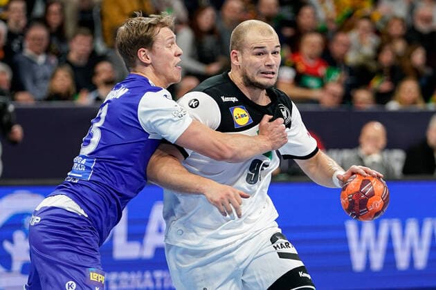 v.li.: Janus Dadi Smarason (HSI, Island, 33), Paul Drux (DHB, 95), Zweikampf, Spielszene, Duell, duel, tackle, tackling, Dynamik, Action, Aktion, 04.01.2020, Mannheim (Deutschland), Handball, Länderspiel, Deutschland - Island