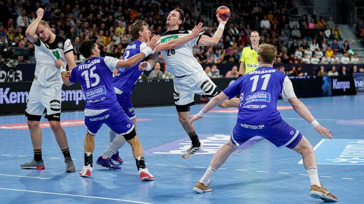 v.li.: Paul Drux (DHB, 95), Alexander Petersson (HSI, Island, 15), Olafur Andres Gudmundsson (HSI, Island, 13), Kai Häfner (DHB, 25), Ymir Örn Gislason (HSI, Island, 11), Zweikampf, Spielszene, Duell, duel, tackle, tackling, Dynamik, Action, Aktion, 04.01.2020, Mannheim (Deutschland), Handball, Länderspiel, Deutschland - Island