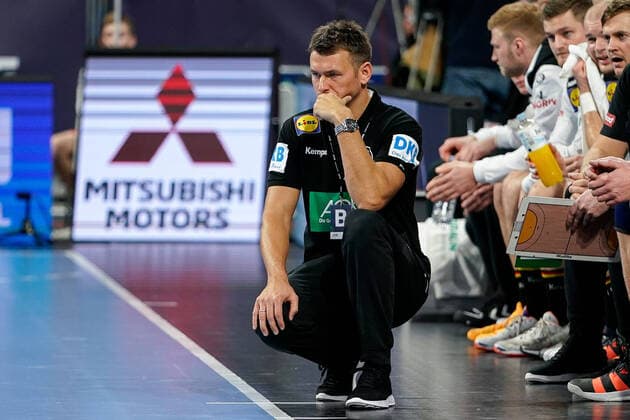 Christian Prokop (Trainer, Bundestrainer, DHB), nachdenklich, besorgt, pessimistisch, Einzelbild, Aktion, Action, am Spielfeldrand, an der Seitenauslinie, 04.01.2020, Mannheim (Deutschland), Handball, Länderspiel, Deutschland - Island