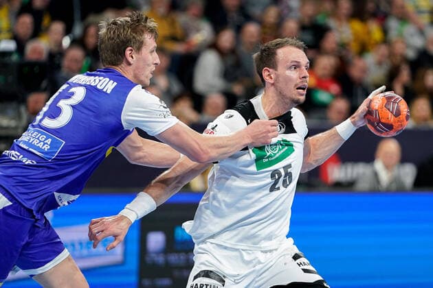 v.li.: Olafur Andres Gudmundsson (HSI, Island, 13), Kai Häfner (DHB, 25), Zweikampf, Spielszene, Duell, duel, tackle, tackling, Dynamik, Action, Aktion, 04.01.2020, Mannheim (Deutschland), Handball, Länderspiel, Deutschland - Island