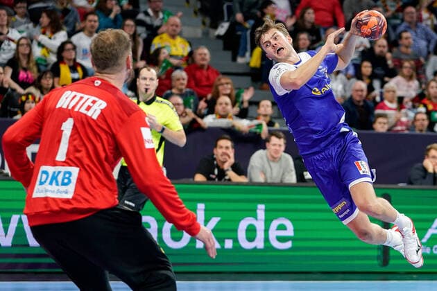 v.li.: Johannes Bitter (Jogi Bitter, Torwart, Deutschland, 1), Sigvaldi Björn Gudjonsson (HSI, Island, 22), beim Sprungwurf, Wurf, Torwurf, Action, Aktion, Spielszene, 04.01.2020, Mannheim (Deutschland), Handball, Länderspiel, Deutschland - Island