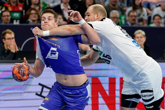 v.li.: Viggo Kristjansson (HSI, Island, 28), Paul Drux (DHB, 95), Zweikampf, Spielszene, Duell, duel, tackle, tackling, Dynamik, Action, Aktion, 04.01.2020, Mannheim (Deutschland), Handball, Länderspiel, Deutschland - Island