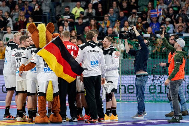 Spieler der deutschen Auswahl (DHB), Jubel nach dem Schlusspfiff, Sieg, Sieger, Gewinner, jubelt, jubeln, Freude, optimistisch, Highlight, Action, Aktion, 04.01.2020, Mannheim (Deutschland), Handball, Länderspiel, Deutschland - Island