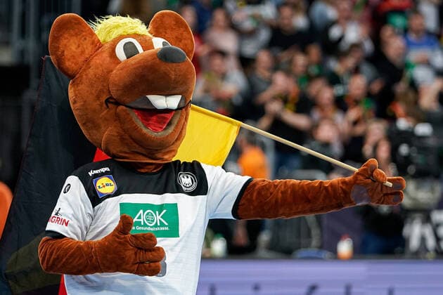 Sport Bilder des Tages Hanniball (Das offizielle Maskottchen des DHB) mit der deutschen Fahne, Einzelbild, Aktion, Action, Jubel nach dem Schlusspfiff, Sieg, Sieger, Gewinner, jubelt, jubeln, Freude, optimistisch, Highlight, 04.01.2020, Mannheim (Deutschland), Handball, Länderspiel, Deutschland - Island