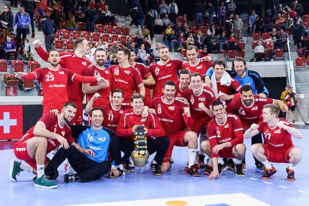 05.01.2020, Winterthur, AXA Arena, Yellow Cup: Schweiz - Holland, Schweizer Handball Nati gewinnt den Yellow Cup 2020. Oben von links: Nik Tominec (Schweiz), Lenny Rubin (Schweiz), Alen Milosevic (Schweiz), Dimitrij Küttel (Schweiz), Luka Maros (Schweiz), Samuel Röthlisberger (Schweiz), Philip Novak (Schweiz), Nicolas Raemy (Schweiz), Torhüter Aurel Bringolf (Schweiz). Unten von links: Lucas Meister (Schweiz), Torhüter Nikola Portner (Schweiz), Roman Sidorowicz (Schweiz), Torhüter Leonard Grazioli (Schweiz), Michal Svajlen (Schweiz), Kevin Jud (Schweiz), Marvin Lier (Schweiz), Andy Schmid (Schweiz), Lukas von Deschwanden (Schweiz), Maximilian Gerbl (Schweiz). Winterthur AXA Arena Zürich Schweiz Copyright: xJustPictures.ch VedranxGalijasx