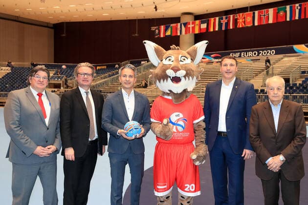 HANDBALL - EHF EURO 2020 GRAZ,AUSTRIA,07.JAN.20 - HANDBALL - EHF European Men s Handball Championship 2020, preview, press conference, PK, Pressekonferenz Image shows president Frank Dicker (STHV), member of provincial government of sports Christopher Drexler (Styria), sports councilor Kurt Hohensinner (Graz), mascot Winni (EHF Euro Cup 2020), Didi Peissl (LOK Graz) and vice president Helmut Schebeczek (OEHB). GEPAxpictures xMarioxBuehner