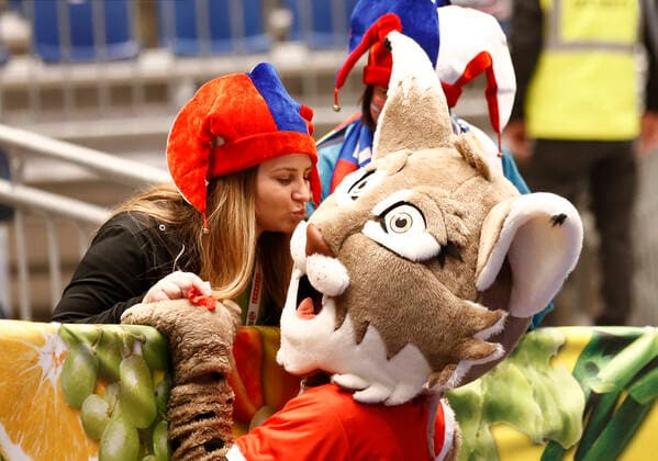 09.01.2020, Stadthalle, Graz, AUT, EHF Euro 2020, Weissrussland vs Serbien, Gruppe A, im Bild Serbische Fans mit dem Maskottchen der EM Serbian fans with the mascot of the championships during the EHF 2020 European Handball Championship, group A match between Belarus and Serbia at the Stadthalle in Graz, Austria on 2020 01 09. Pictures © 2020, PhotoCredit: Erwin Scheriau Graz