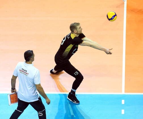 GER, Olympia-Qualifikation, Deutschland VS. Slowenien 07.01.2020, Max Schmeling Halle, Berlin, GER, Olympia-Qualifikation, Deutschland VS. Slowenien, im Bild Ballannahme von HIRSCH Simon (GER, Deutschland 13), Head Coac, Andrea Giani (GER, Deutschland)