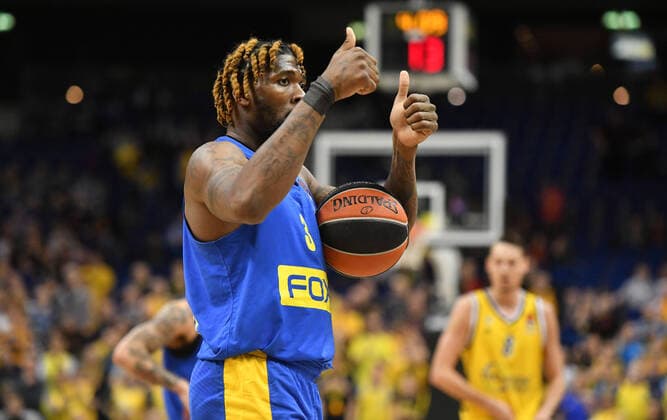 Jalen Reynolds (Tel Aviv), mit Ball und victory-Zeichen ALBA Berlin - Maccabi Tel Aviv Basketball, Turkish Airlines Euroleague, Gruppenphase, Vorrunde, Herren, Männer, Maenner, men, Saison 2019 2020 Berlin, 9.1.2020 Mercedes-Benz Arena