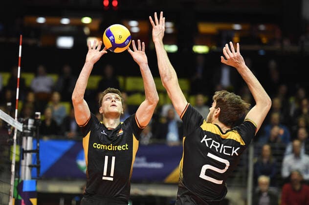 Lukas Kampa (Deutschland), beim Zuspiel, vorne Tobias Krick (Deutschland), Frankreich-Deutschland France- Germany CEV Tokio Volleyball Europa Qualifikation 2020 CEV Tokyo Volleyball European Qualification 2020 Finale, Endspiel, Herren, Männer, Maenner, men, Volleyball, , Germany, Max-Schmeling-Halle Berlin, 10.1.2020