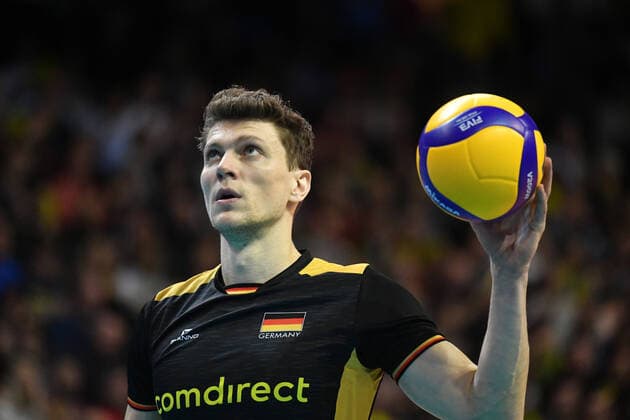 Lukas Kampa (Deutschland), mit Ball Frankreich-Deutschland France- Germany CEV Tokio Volleyball Europa Qualifikation 2020 CEV Tokyo Volleyball European Qualification 2020 Finale, Endspiel, Herren, Männer, Maenner, men, Volleyball, , Germany, Max-Schmeling-Halle Berlin, 10.1.2020