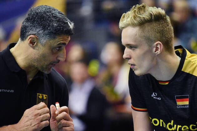 Andreas Giani (Trainer Deutschland), gibt Anton Brehme (Deutschland), Anweisungen Frankreich-Deutschland France- Germany CEV Tokio Volleyball Europa Qualifikation 2020 CEV Tokyo Volleyball European Qualification 2020 Finale, Endspiel, Herren, Männer, Maenner, men, Volleyball, , Germany, Max-Schmeling-Halle Berlin, 10.1.2020