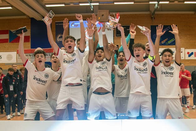 Turniersieger 2020 Eintracht Frankfurt mit Torwart Jannik Horz, Berkan Küpelikilinc, Bertan Tepedibi, Jan Schröder, Luca Heckmann, Ryan Harder, Gianluca Schäfer, Sebastian Wöhr, Massil Aimeine, Elias Kurt, Can Luca Karakas, Torwart Amar Dzevlan (Eintracht Frankfurt). Deutschland, Gaildorf, 12.01.2020, Jugendfussball, U17, U 17 Jugend Euro Cup 2020, Sporthalle