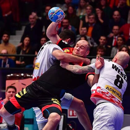 Handball Europameisterschaft Hauptrunde, 20.01.2020, Österreich - Deutschland, Stadthalle, Wien Paul Drux (Deutschland, 95) Robert Weber (Österreich, 8) Action Angriff Emotionen, 20.01.2020, Wien (Österreich), Handball, Turnier, Europameisterschaft 2020