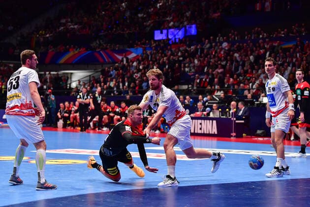 Handball Europameisterschaft Hauptrunde, 20.01.2020, Österreich - Deutschland, Stadthalle, Wien Philipp Weber (Deutschland, 20) Fabian Posch (Österreich, 15) Angriff Zweikampf Action Nikola Bilyk (Österreich, 53), 20.01.2020, Wien (Österreich), Handball, Turnier, Europameisterschaft 2020