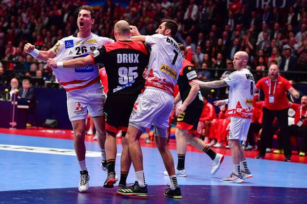 Handball Europameisterschaft Hauptrunde, 20.01.2020, Österreich - Deutschland, Stadthalle, Wien Lukas Herburger (Österreich, 26) Paul Drux (Deutschland, 95) Janko Bozovic (Österreich, 7) Kein Durchkommen Abwehr Action Dreikampf, 20.01.2020, Wien (Österreich), Handball, Turnier, Europameisterschaft 2020