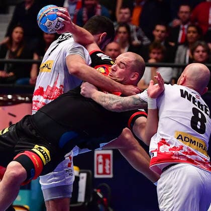 Handball Europameisterschaft Hauptrunde, 20.01.2020, Österreich - Deutschland, Stadthalle, Wien Paul Drux (Deutschland, 95) Robert Weber (Österreich, 8) Action Angriff Emotionen, 20.01.2020, Wien (Österreich), Handball, Turnier, Europameisterschaft 2020