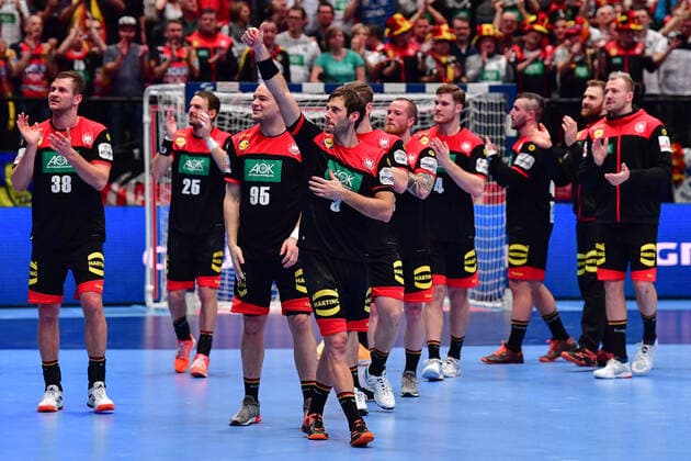 Handball Europameisterschaft Hauptrunde, 20.01.2020, Österreich - Deutschland, Stadthalle, Wien Uwe Gensheimer (Deutschland, 3) bedankt sich bei den Fans. Jubel Sieg Emotionen, 20.01.2020, Wien (Österreich), Handball, Turnier, Europameisterschaft 2020
