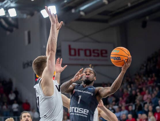 Deutschland, Bamberg, Brose Arena, 21.01.2020, emspor, emonline, despor, deonline, Brose Bamberg vs. VEF Riga, Basketball, Champions League Bild: v. l. Arturs Kurucs (VEF Riga), Paris Lee (Brose Bamberg) und Kristijan Krajina (VEF Riga) Copyright: HMBxMedia xHeikoxBecker