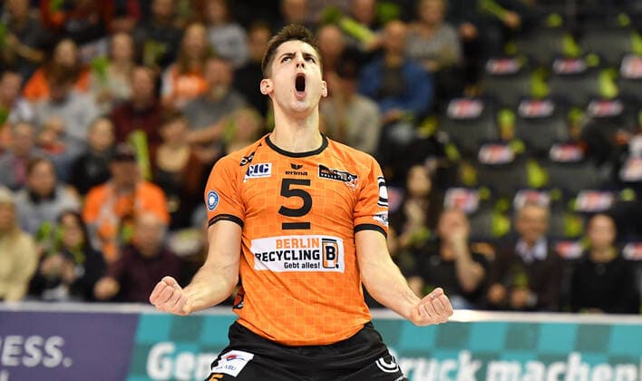Moritz Reichert (BR Volleys), jubelt nach einem Punkt BR Volleys Berlin - Alpenvolleys Haching Deutsche Volleyball Liga, Saison 2019 2020, Herren, Männer, Männer, men, Volleyball, Deutschland, playoffs Germany, Max-Schmeling-Halle Berlin, 23.1.2020