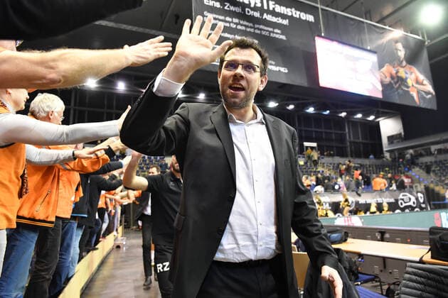Cedric Enard (Trainer BR Volleys), klatscht nach dem Spiel die Fans ab BR Volleys Berlin - Alpenvolleys Haching Deutsche Volleyball Liga, Saison 2019 2020, Herren, Männer, Männer, men, Volleyball, Deutschland, playoffs Germany, Max-Schmeling-Halle Berlin, 23.1.2020