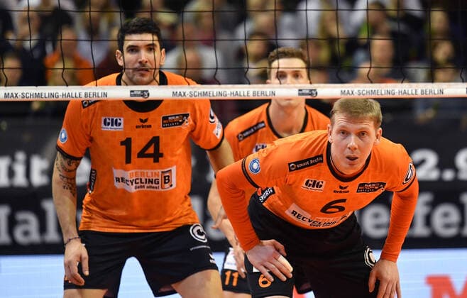 Sergey Grankin (BR Volleys), Nicolas Le Goff (BR Volleys), Cody Kessel (BR Volleys), warten auf den Aufschlag BR Volleys Berlin - Alpenvolleys Haching Deutsche Volleyball Liga, Saison 2019 2020, Herren, Männer, Männer, men, Volleyball, Deutschland, playoffs Germany, Max-Schmeling-Halle Berlin, 23.1.2020