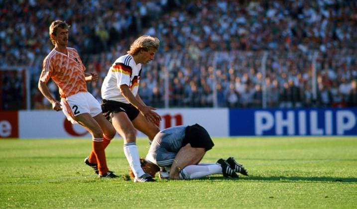Deutschland - Niederlande Deutschland, Hamburg, 21.06.1988, Fussball, UEFA EURO, EM, Europameisterschaft,Fussball 1988 in Deutschland, Halbfinale, Deutschland - Niederlande (1:2): v.l. Adrie van Tiggelen (Niederlande), Jürgen Klinsmann (Deutschland), Hans van Breukelen (Niederlande).