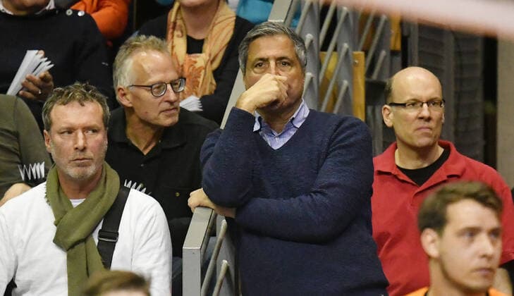Kaweh Niroomand (Manager BRVolleys) skeptisch unter den Zuschauern BR Volleys Berlin-Fakel Novy Urengoy Volleyball CEV Champions League 2019 2020, CEV, Herren, Männer, Maenner, men, Volleyball, Deutschland, Germany, Max-Schmeling-Halle Berlin, 28.1.2020