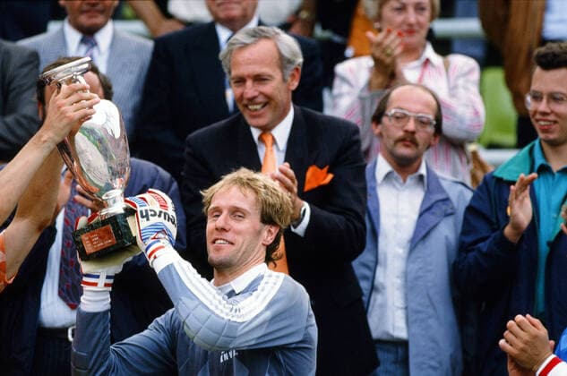 Fußball, EM Finale 1988 in München, Niederlande - Sowjetunion 2:0 UDSSR - Niederlande Deutschland, München, 215.06.1988, Fussball, UEFA EURO, EM, Europameisterschaft,Fussball 1988 in Deutschland, Finale, UDSSR - Niederlande (0:2): Hans van Breukelen (Niederlande) mit dem EM Pokal.