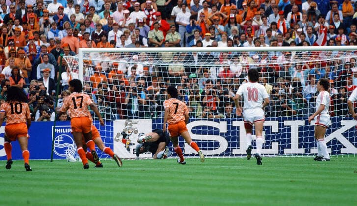 Fußball, EM Finale 1988 in München, Niederlande - Sowjetunion 2:0 UDSSR - Niederlande Deutschland, München, 215.06.1988, Fussball, UEFA EURO, EM, Europameisterschaft,Fussball 1988 in Deutschland, Finale, UDSSR - Niederlande (0:2): Hans van Breukelen (Niederlande) hält Elfmeter von Igor Belanov (UDSSR).