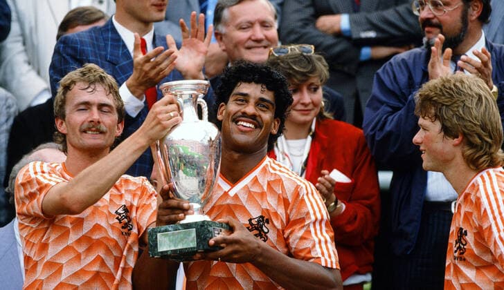 Fußball, EM Finale 1988 in München, Niederlande - Sowjetunion 2:0 UDSSR - Niederlande Deutschland, München, 215.06.1988, Fussball, UEFA EURO, EM, Europameisterschaft,Fussball 1988 in Deutschland, Finale, UDSSR - Niederlande (0:2): v.l. Adrie van Tiggelen, Frank Rijkaard (beide Niederlande) mit dem EM Pokal.