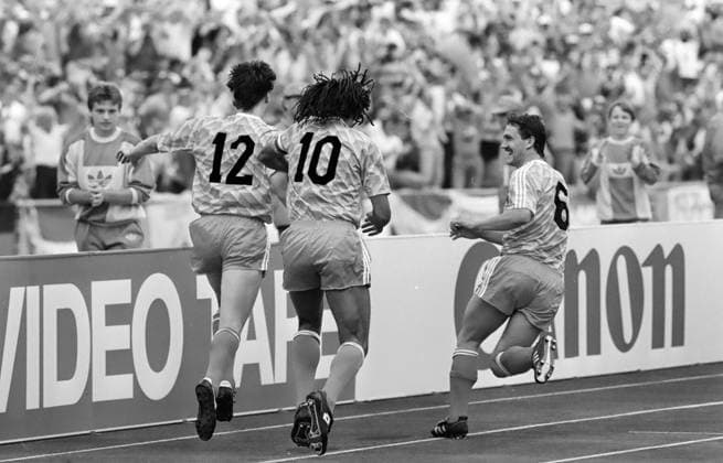 UDSSR - Niederlande Deutschland, München, 215.06.1988, Fussball, UEFA EURO, EM, Europameisterschaft,Fussball 1988 in Deutschland, Finale, UDSSR - Niederlande (0:2): v.l. Marco van Basten, Ruud Gullit, Berry van Aerle (alle Niederlande); Jubel Tor 0:2 van Basten.