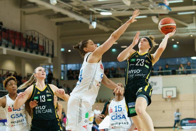 02.02.2020, xeszx, Basketball Damen 1.Bundesliga Damen, Gisa Lions SV Halle - TV Saarlouis Royals emspor, v.l. Elisa Hebecker (Halle, 20), Klara Brichacova (Saarlouis, 13), Jelena Budomir (Halle, 44), Cori Sharise Coleman (Halle, 15), Alison Gorrell (Saarlouis, 23). Halle