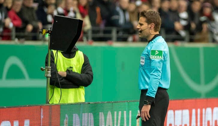 Deutschland, Frankfurt am Main, Commerzbank-Arena, 04.02.2020, emspor, emonline, despor, deonline, Eintracht Frankfurt - RB Leipzig, Fussball, DFB Pokal Bild: v. l. Schiedsrichter Dr. Felix Brych entscheidet nach Videobeweis, Video Assist, Video Beweis, TV Beweis auf Elfer DFL REGULATIONS PROHIBIT ANY USE OF PHOTOGRAPHS AS IMAGE SEQUENCES AND OR QUASI-VIDEO. Copyright: HMBxMedia xHeikoxBecker
