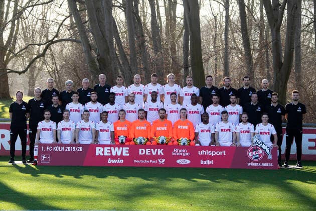 Fußball, 1. FC Köln, Kaderfoto 1. FC Köln Mannschaftsfoto 1. Fussball Bundesliga Saison 2019 2020 Geißbockheim Koeln Deutschland Datum: 05.02.2020 Hintere Reihe, von links: Busfahrer Michael Liebetrut, Mannschaftsarzt Dr. Peter Schäferhoff, Zeugwart Frank Almstedt, Zeugwart Kresimir Ban, Ellyes Skhiri, Toni Leistner, Simon Terodde, Sebastiaan Bornauw, Rafael Czichos, Videoanalyst Hannes Dold, Teammanager Denis Lapaczinski, Physiotherapeut Daniel Schütz, Physiotherapeut Christian Osebold Mittlere Reihe, von links: Cheftrainer Markus Gisdol, Co-Trainer Frank Kaspari, Co-Trainer Andre Pawlak, Jorge Mere, Marco Höger, Kingsley Schindler, Marcel Risse, Anthony Modeste, Jonas Hector, Jhon Cordoba, Mark Uth, Dominick Drexler, Torwarttrainer Andreas Menger, Athletiktrainer Max Weuthen, Athletiktrainer Dennis Morschel Vordere Reihe, von links: Birger Verstraete, Florian Kainz, Christian Clemens, Ismail Jakobs, Brady Scott, Timo Horn, Thomas Kessler, Julian Krahl, Kingsley Ehizibue, Elvis Rexhbecaj, Benno Schmitz, Noah Katterbach Es fehlen: Niklas Hauptmann, Mannschaftsarzt Dr. Paul Klein, Leiter Physiotherapie und Rehabilitation Klaus Maierstein, Jan Thielmann