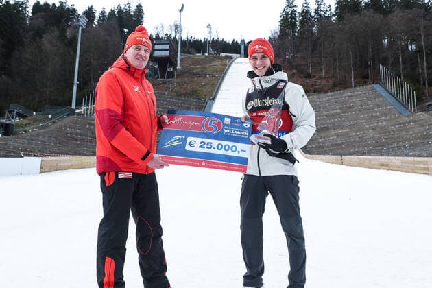 09.02.2020, Muehlenkopfschanze, Willingen, GER, FIS Weltcup Skisprung, Willingen, Herren, Siegerehrung, im Bild Stephan Leyhe (GER), Jurgen Hensel (SC Willingen President) after the winner ceremony for the men s FIS Skijumping World Cup at the Muehlenkopfschanze in Willingen, Germany on 2020 02 09. Willingen