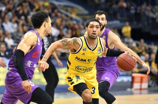 Peyton Siva (ALBA), mit Ball, links Kyan Anderson (Göttingen), rechts Mihajio Andric (Göttingen), ALBA Berlin - BG Göttingen Basketball, easy Credit BBL , Herren, Maenner, Männer, men, Saison 2019 2020 Berlin, 9.2..2020, Mercedes-Benz Arena