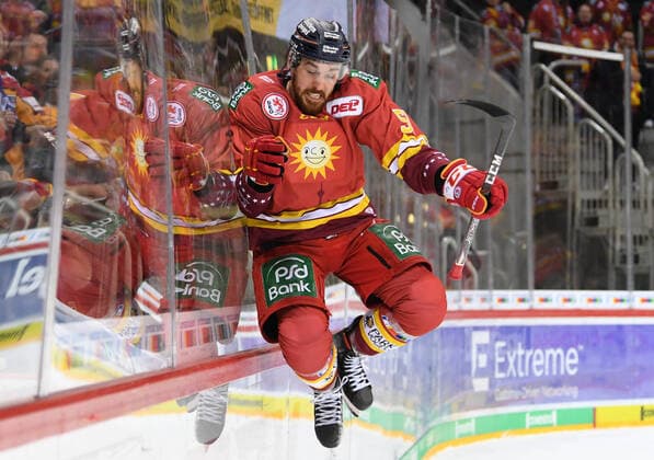 Sport Bilder des Tages Marc Zanetti (51, Düsseldorfer EG, Duesseldorfer EG, DEG ) Zanettisprung, Duesseldorfer EG vs. Augsburger Panther, Eishockey, DEL, 12.02.2020, Duesseldorfer EG vs. Augsburger Panther, Eishockey, DEL, 12.02.2020 Duesseldorf Copyright: xBirgitxHaefnerx xEibner-Pressefotox EP