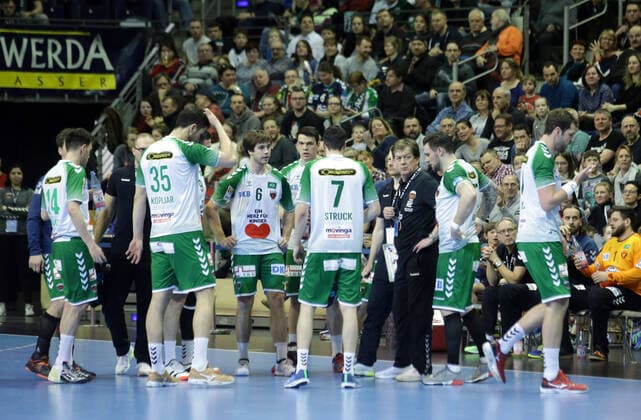 GER, DHB, EHF, FUECHSE BERLIN VS. GRUNDFOS TATABANYA 13.02.2020, Max Schmeling Halle, Berlin, GER, DHB, EHF, FUECHSE BERLIN VS. GRUNDFOS TATABANYA, DHB regulations prohibit any use of photographs as image sequences and or quasi-video im Bild Cheftrainer (Head Coach) Velimir Petkovic (Fuechse Berlin), Spielerkreis