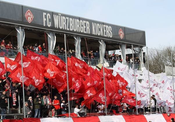 Fußball, Stadiongeschichte Würzburger Kickers v.li.: Fans des FC Würzburger Kickers, Stimmung, Fankurve, Fans zeigen Choreografie, Choreografie, Choreos, choreography, 09.02.2020, Würzburg, Fussball, 3. Liga, FC Würzburger Kickers - FC Ingolstadt 04