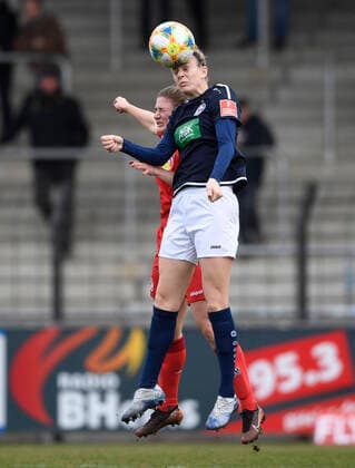 v.l.: Carolin Schraa (Köln), Johanna Elsig (Jojo Elsig, Potsdam, 4), Kopfballduell, Kopfball, Zweikampf, Aktion, 1.FFC Turbine Potsdam - 1. FC Köln, Fußball, Frauen, Bundesliga, Saison 2019 2020, Potsdam, 16.02.2020, Deutschland, DFB DFL REGULATIONS PROHIBIT ANY USE OF PHOTOGRAPHS AS IMAGE SEQUENCES AND OR QUASI-VIDEO.