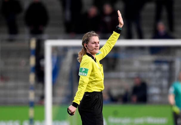 Schiedsrichterin Miriam Schweinefuß, Geste, Gestik, 1.FFC Turbine Potsdam - 1. FC Köln, Fußball, Frauen, Bundesliga, Saison 2019 2020, Potsdam, 16.02.2020, Deutschland, DFB DFL REGULATIONS PROHIBIT ANY USE OF PHOTOGRAPHS AS IMAGE SEQUENCES AND OR QUASI-VIDEO.