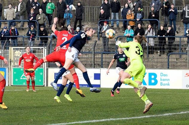 Johanna Elsig (Jojo Elsig, Potsdam, 4, 2.vo.re.) erzielt das Tor zum 4:0 gegen Elvira Herzog (Köln, re.), 1.FFC Turbine Potsdam - 1. FC Köln, Fußball, Frauen, Bundesliga, Saison 2019 2020, Potsdam, 16.02.2020, Deutschland, DFB DFL REGULATIONS PROHIBIT ANY USE OF PHOTOGRAPHS AS IMAGE SEQUENCES AND OR QUASI-VIDEO.