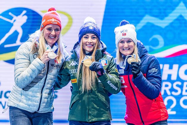 16.02.2020, Suedtirol Arena, Antholz, ITA, IBU Weltmeisterschaften Biathlon, Damen, 10 km Verfolgung, Siegerehrung, im Bild v.l. Silbermedaillengewinnerin Denise Herrmann (GER), Weltmeisterin und Goldmedaillengewinnerin Dorothea Wierer (ITA), Bronzemedaillengewinnerin Marte Olsbu Roeiseland (NOR) f.l. Silver medalist Denise Herrmann of Germany World champion and gold medalist Dorothea Wierer of Italy Bronze medalist Marte Olsbu Roeiseland of Norway during the winner Ceremony for the women s 10 km Pursuit of IBU Biathlon World Championships 2020 at the Suedtirol Arena in Antholz, Italy on 2020 02 16. Antholz