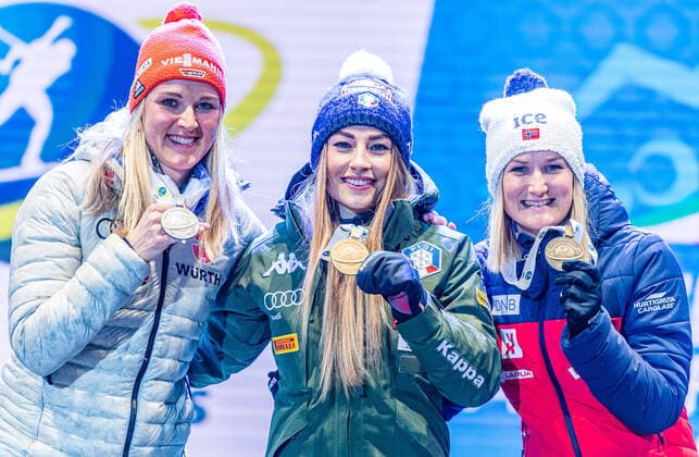 16.02.2020, Suedtirol Arena, Antholz, ITA, IBU Weltmeisterschaften Biathlon, Damen, 10 km Verfolgung, Siegerehrung, im Bild v.l. Silbermedaillengewinnerin Denise Herrmann (GER), Weltmeisterin und Goldmedaillengewinnerin Dorothea Wierer (ITA), Bronzemedaillengewinnerin Marte Olsbu Roeiseland (NOR) f.l. Silver medalist Denise Herrmann of Germany World champion and gold medalist Dorothea Wierer of Italy Bronze medalist Marte Olsbu Roeiseland of Norway during the winner Ceremony for the women s 10 km Pursuit of IBU Biathlon World Championships 2020 at the Suedtirol Arena in Antholz, Italy on 2020 02 16. Antholz
