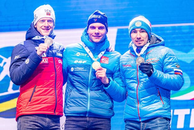 16.02.2020, Suedtirol Arena, Antholz, ITA, IBU Weltmeisterschaften Biathlon, Herren, 12,5 km Verfolgung, Siegerehrung, im Bild v.l. Silbermedaillengewinner Johannes Thingnes Boe (NOR), Weltmeister und Goldmedaillengewinner Emilien Jacquelin (FRA), Bronzemedaillengewinner Alexander Loginov (RUS) f.l. Silver medalist Johannes Thingnes Boe of Norway World champion and gold medalist Emilien Jacquelin of France Bronze medalist Alexander Loginov of Russian Federation during the winner Ceremony for the men s 12,5 km Pursuit of IBU Biathlon World Championships 2020 at the Suedtirol Arena in Antholz, Italy on 2020 02 16. Antholz