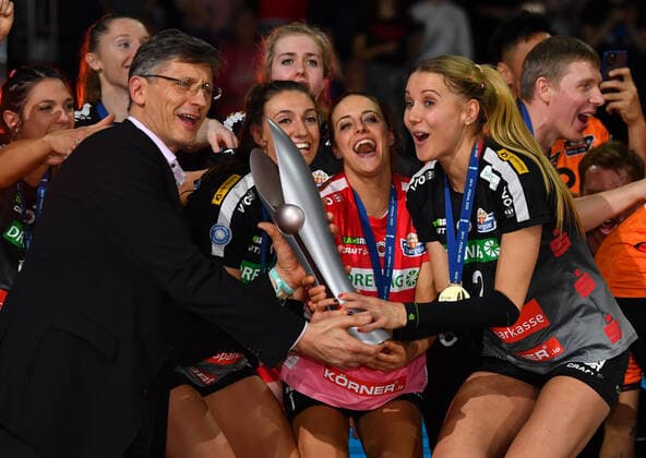 v.l.: Rene Hecht (DVV-Präsident) übergibt an Lena Stigrot, Lenka Dürr und Mareen von Römer (alle Dresden) den Pokal, Siegerehrung, der Dresdner SC ist Pokalsieger 2020, Dresdner SC gegen Allianz MTV Stuttgart, Volleyball, Pokalfinale der Frauen, DVV-Pokal, DVV, Pokal, DVV-Pokalfinale in der SAP Arena Mannheim, 16.02.2020,