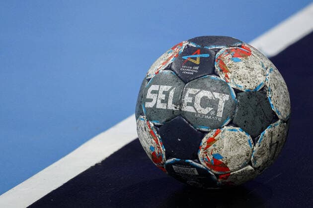 Ein Ball der Marke Select Ultimate liegt auf dem Hallenboden, offizieller Spielball, official Match Ball, Symbolfoto, Symbolbild, Symbol, 20.02.2020, Mannheim (Deutschland), Handball, Bundesliga, Rhein-Neckar Löwen - TBV Lemgo Lippe